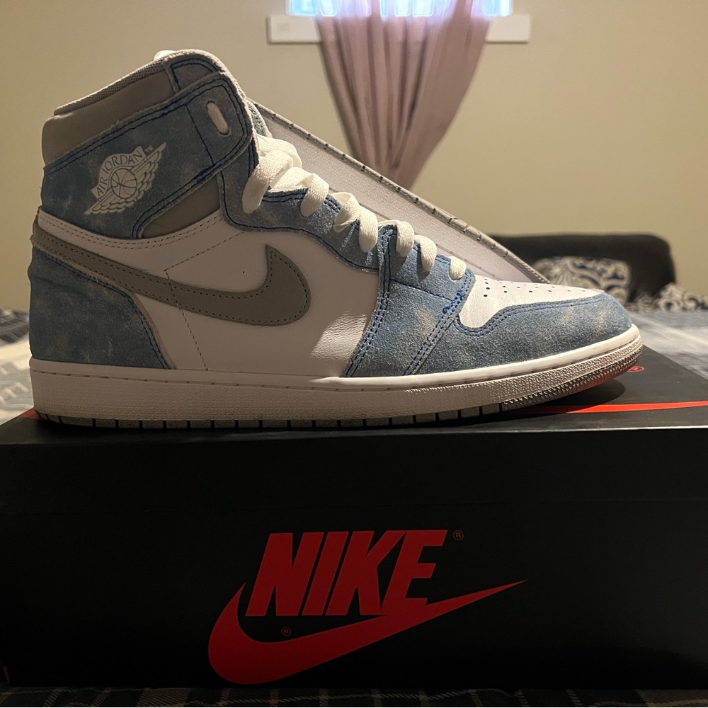 Jordan 1 Hyper Royal size 13 asking 100 minor creasing. no heal drag.